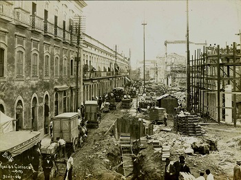Obras de alargamento na rua da Carioca em 1910, que resultou na derrubada dos cortiços.